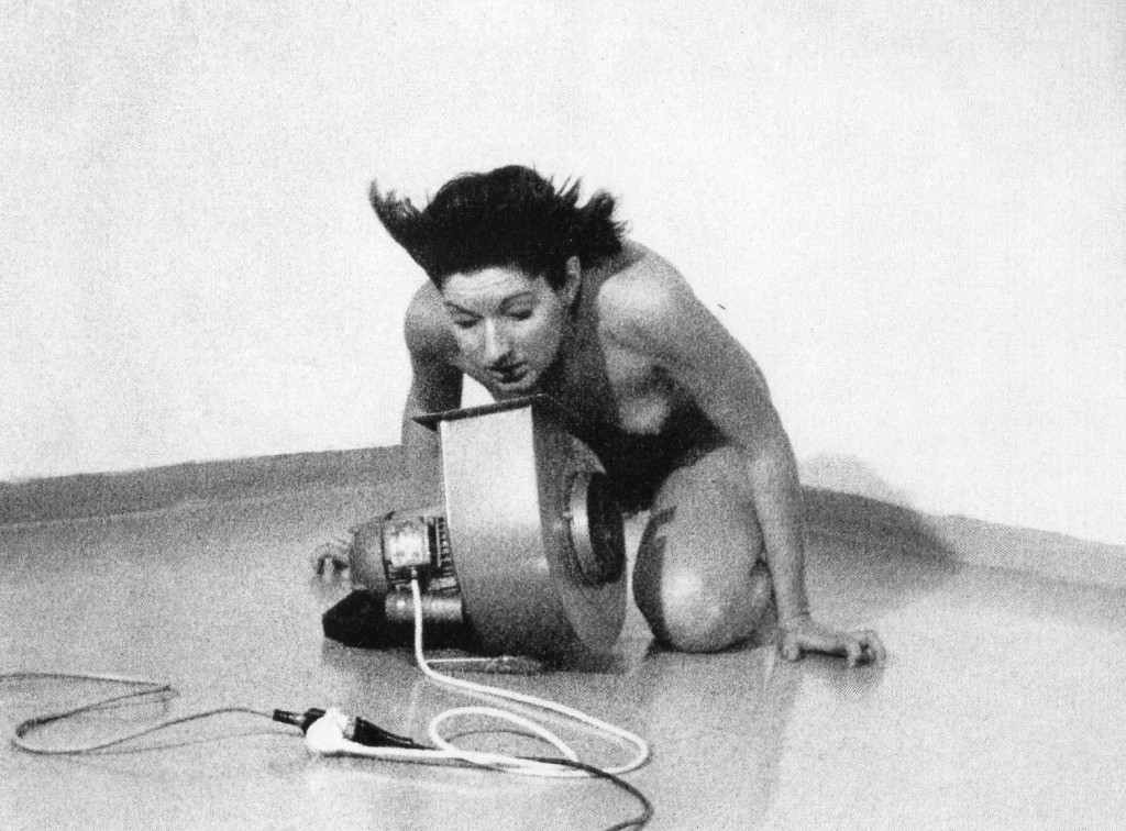 Marina Abramović, « Rhythm 4 », Milan, 1974, Incontemporeana.it