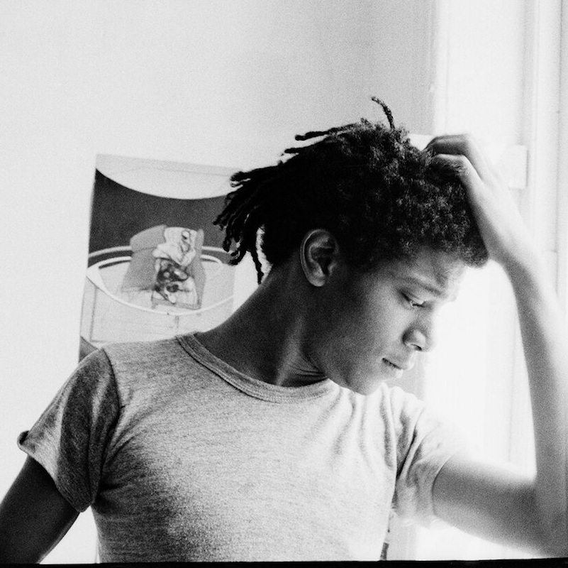 Jean-Michel Basquiat i sin lägenhet år 1981. Foto: Alexis Adler.