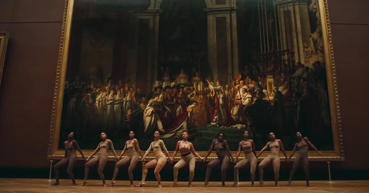 Scène de danse devant le « Sacre de Napoléon », image via vidéo.