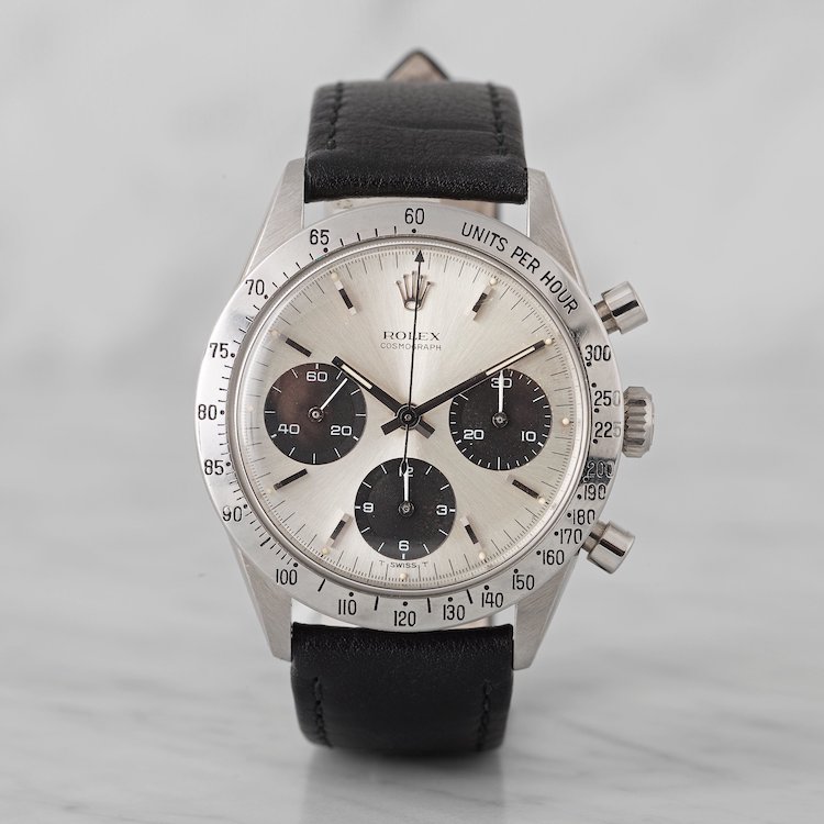 En av de mer populära modellerna är den snygga och stilrena Rolex Daytona som lanserades 1963. På Bukowskis klockauktion säljs denna Rolex, Oyster, Cosmograph (T Swiss T), “Daytona” från 1964 med utrop 380 000 kronor. Exemplaret är nyligen fullservat i fabriken