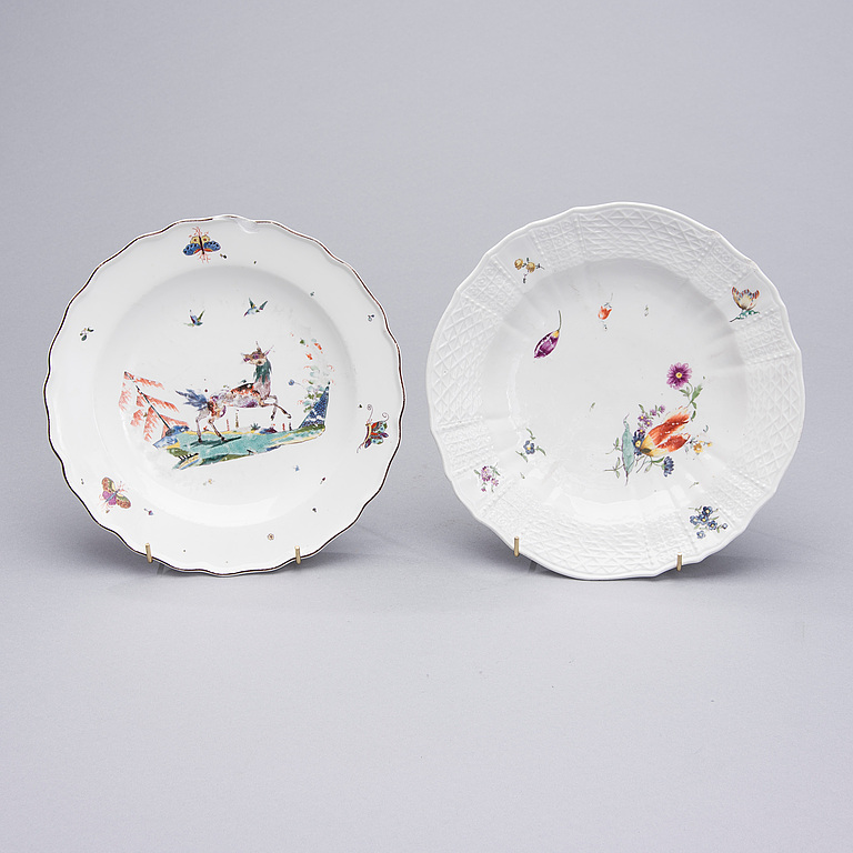 Tallrikar. 2 ST, porslin, Europa 1700-tal. Diameter 23 och 25 cm. Utrop: 1.400 Sek. Bukowskis market
