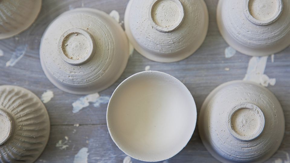 Les bases en argile Kaolin de la céramique chinoise - photo: Sytyson via Barnebys