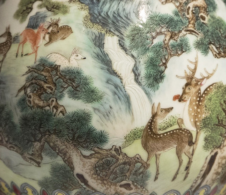 Détails du vase « Famille Rose », vendu mardi 12 juin chez Sotheby's, image ©AFP / Thomas SAMSON