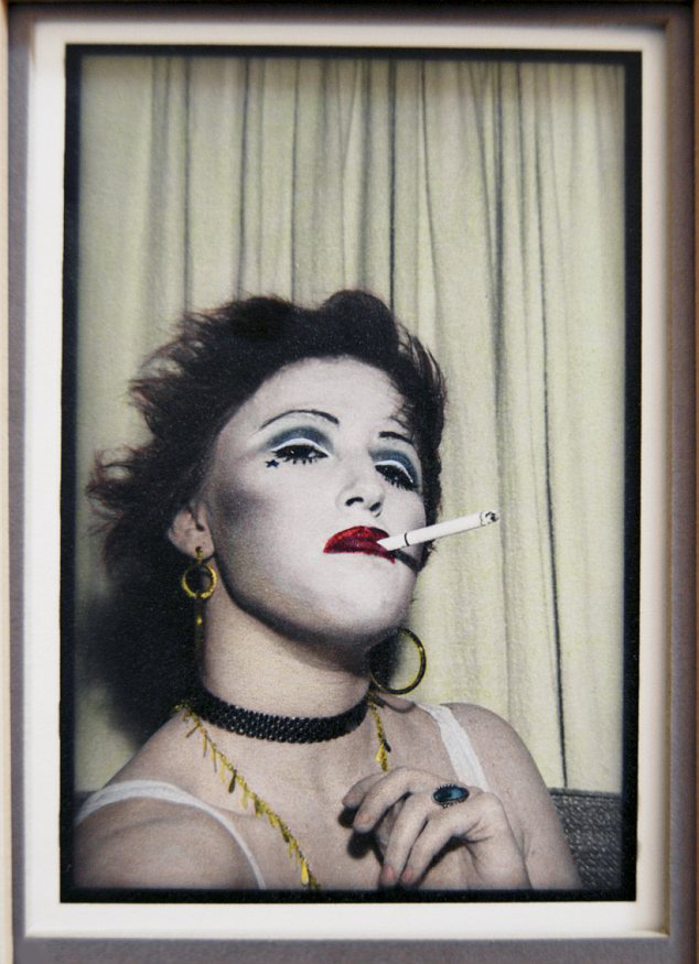 Cindy Sherman avec un maquillage dramatique, 1975, image via Daily Mail