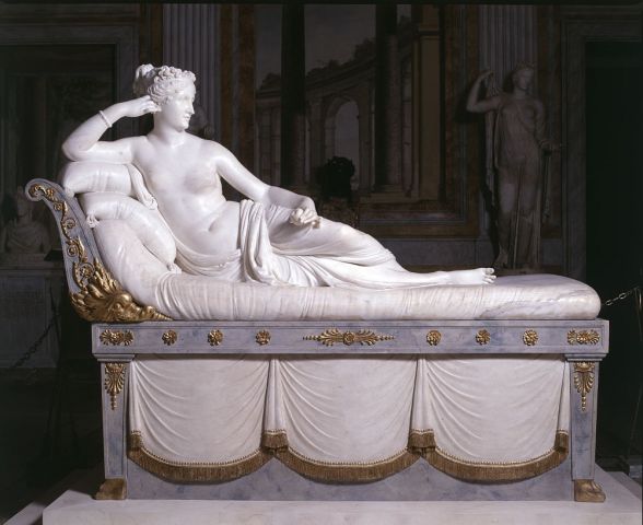 Camillo Borghese war ab 1803 mit Napoleons Lieblingsschwester Pauline Bonaparte verheiratet, die für so manchen Skandal sorgte. Einer davon war ihre entblätterte Darstellung als Venus Victrix (auch bekannt als "Ruhende Venus") durch den Bildhauer Antonio Canova. Die Skulptur wird in der Villa Borghese in Rom ausgestellt | Foto via Wikipedia