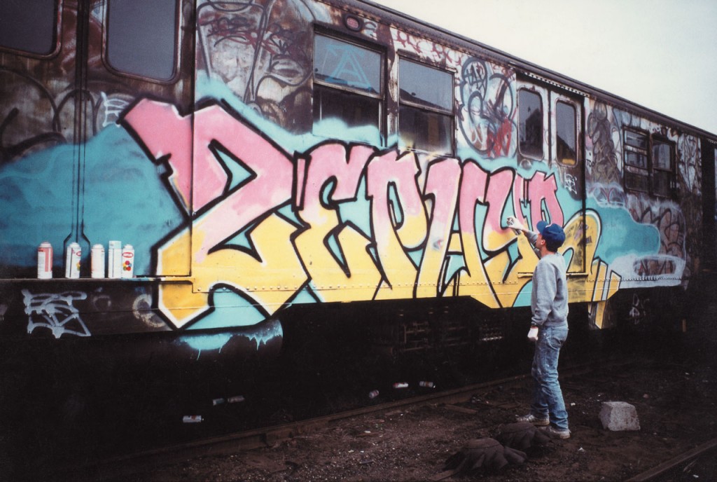 Né Andrew Witten, Zephyr a débuté sa carrière en 1977, en peignant son alias Zephyr sur les wagons du métro, image via fatcap