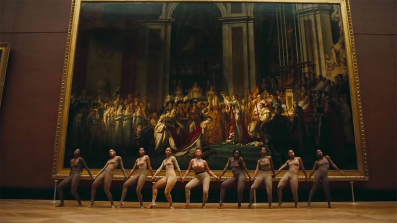 Beyoncé och dansare framför “The Coronation of Napoleon”. Foto via: mashable.com.
