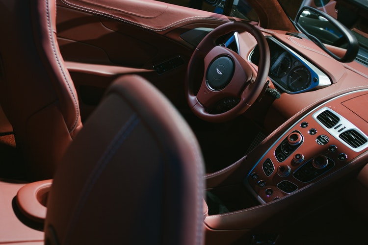 Interiörbild från en Aston Martin.