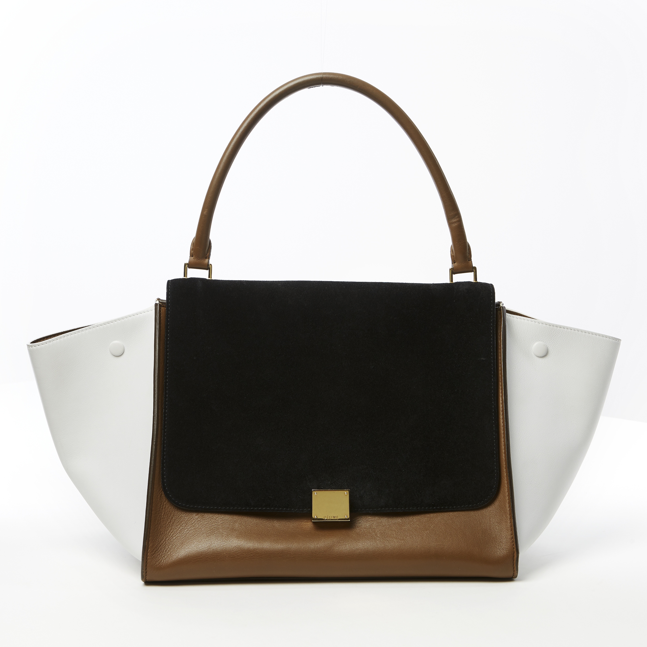 CÉLINE, handväska Trapeze large i nougatfärgat och vitt slätt skinn med lock i svart mocka. Bild: Stockholms Auktionsverk