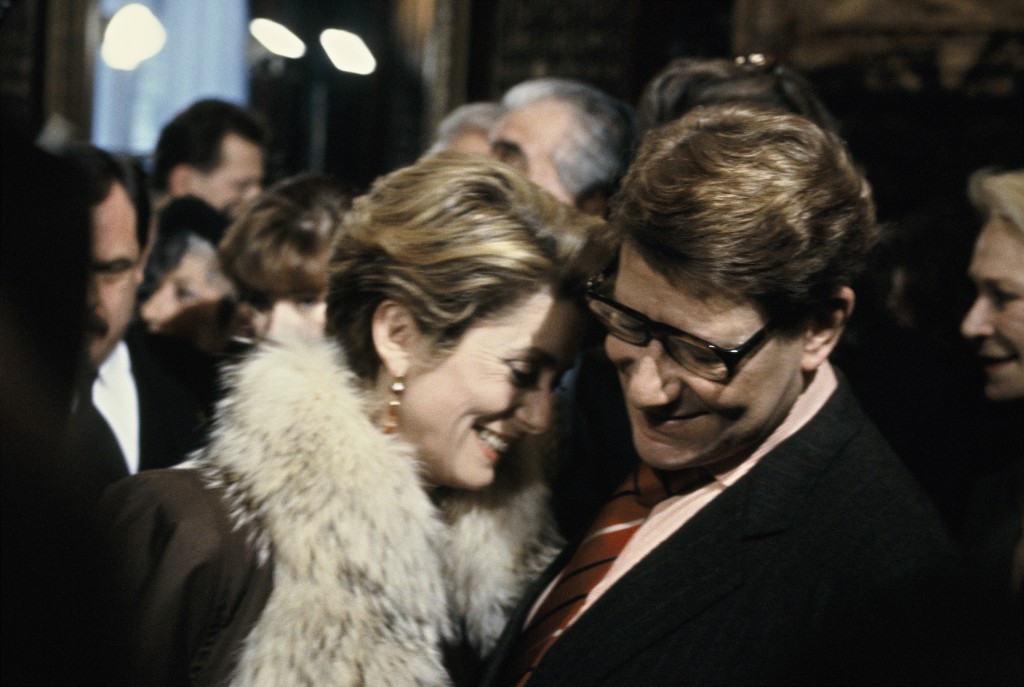YSL e Catherine Deneuve dopo la sfilata di haute couture primavera-estate 92/93
