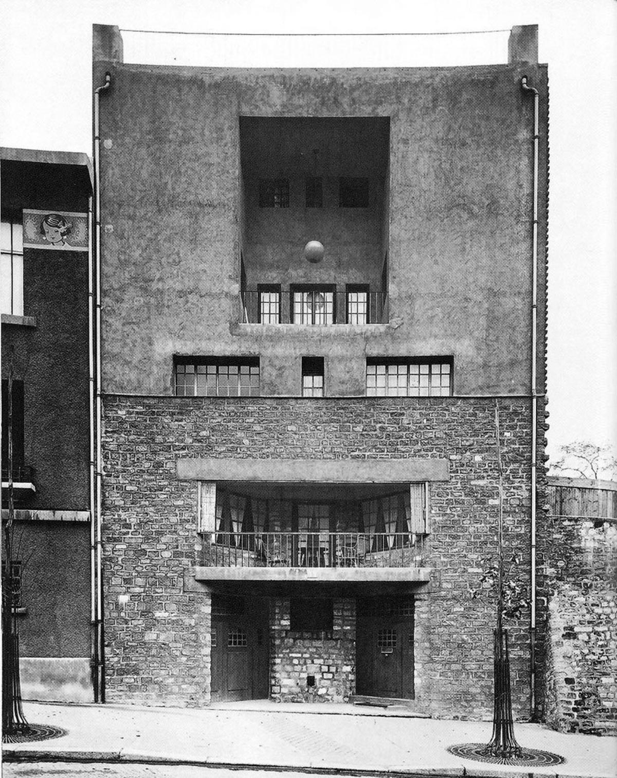 Greta Knutson Tzara och Tristan Tzaras hus i Montmartre, ritat av Adolf Loos. Bild via presidentsmedals.com