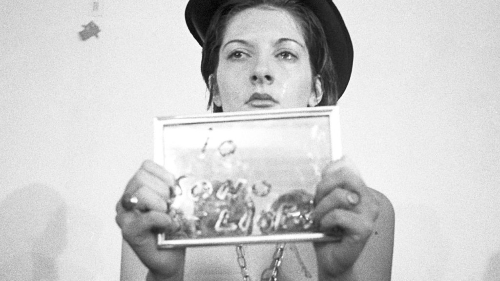 Marina Abramović dans « Rhythm 0 », 1974, image via Vimeo