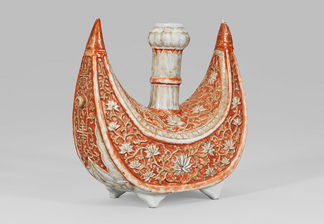 Kendi in Schiffchenform mit Lotusdekor, Eisenrot und Gold staffiert, China. Späte Qing-Zeit. 19. Jh.