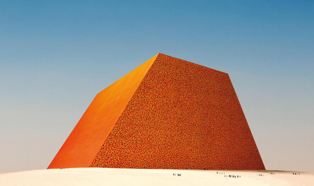 Christo The Mastaba of Abu Dhabi (Project for United Arab Emirates), Scale model 1979, 82.5 x 244 x 244 cm Enamel paint, wood, paint, sand and cardboard Photo: Wolfgang Volz © 1979 Christo