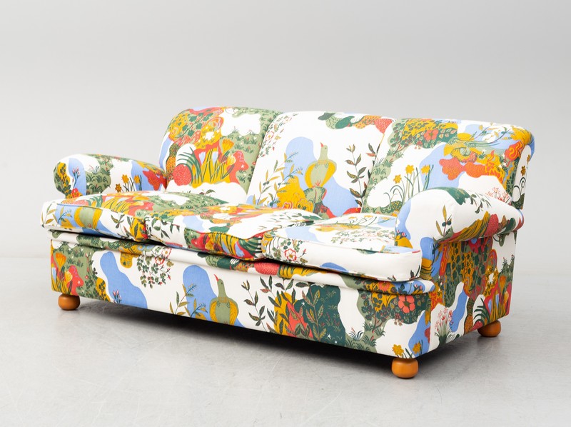 JOSEF FRANK. Sofá modelo 703 con tapicería diseño "Anakreon". Svenskt Tenn (2011).