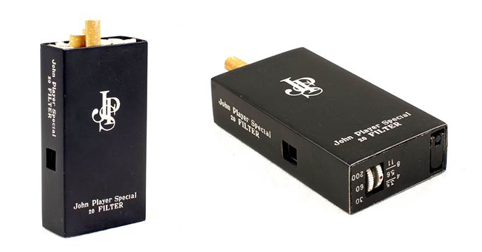 Lot phare, appareil dans une paquet de cigarettes, image ©Aston's