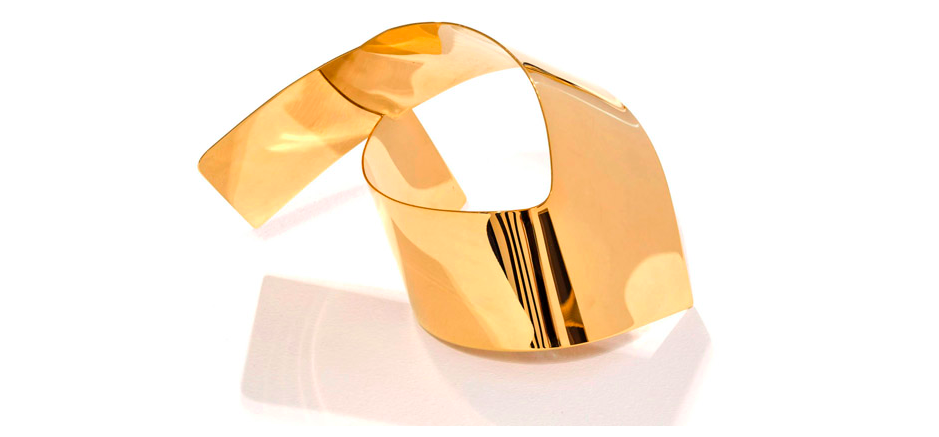 Galerie MiniMasterpiece Didier Courbot, Manchette Marseille 2, Bracelet manchette en laiton doré, 2013, Édition de 10 exemplaires Édition MiniMasterpiece © Toni Hafk enscheid Courtesy, Susan Hobbs Gallery, Toronto