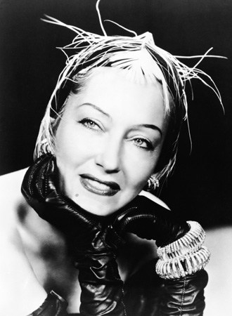 Schauspielerin Gloria Swanson mit ihren Armreifen von Cartier | Foto: Deleuse Jewelers