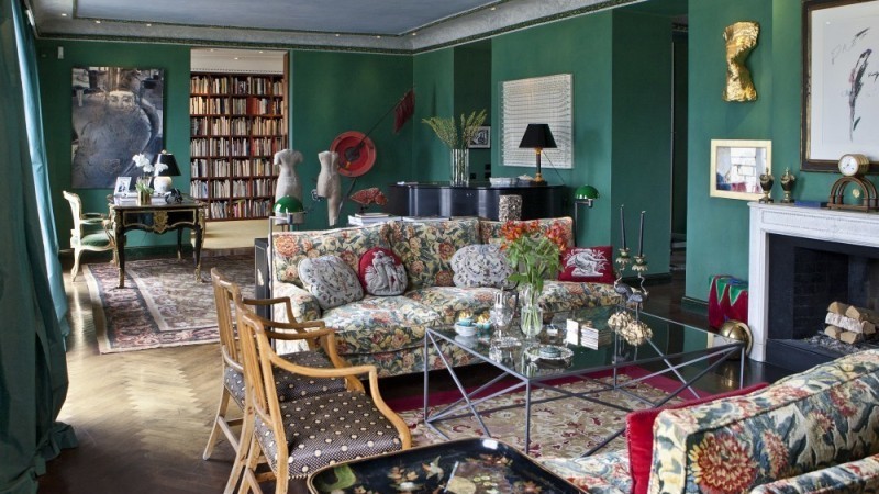 Le salon, qui donne sur la bibliothèque, regorge d'œuvres d’art issues de différentes époques et de différentes parties du monde