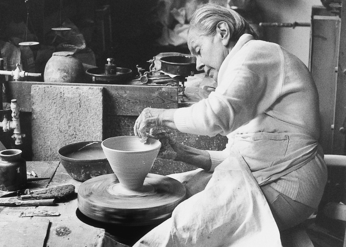 Lucie Rie vid drejskivan. Bild: Kettles Yard.