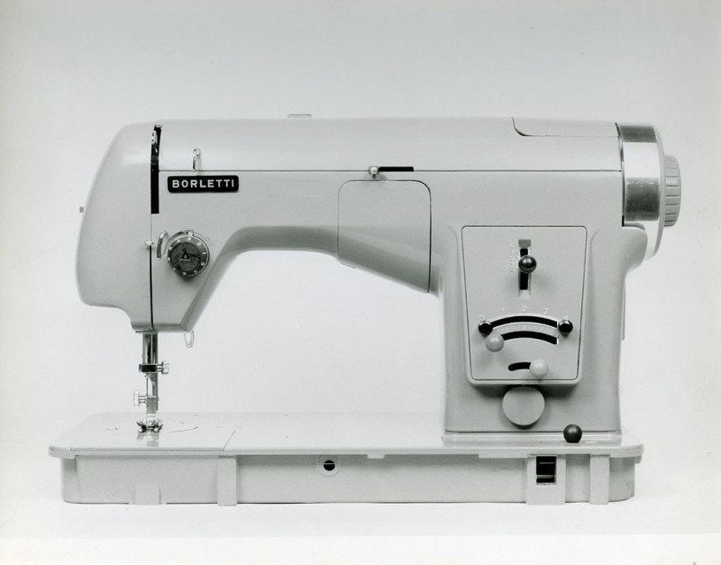 Marco Zanuso, « Superautomatic », machine à coudre Borletti mod. 1102, 1956. Prix Compasso d'Oro. Photographie : Milan, 1960 / Paolo Monti