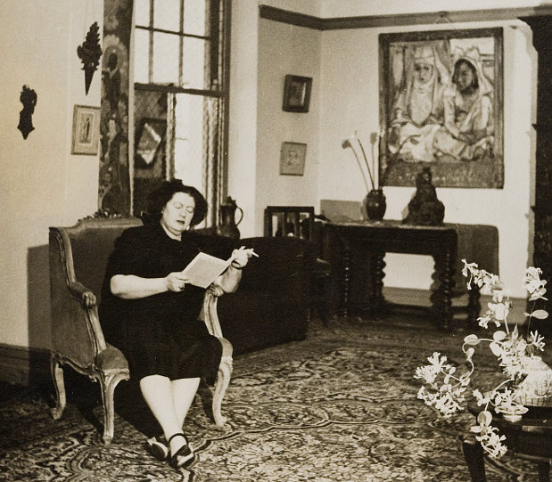 Irma Stern dans son salon, image ©Irma Stern Museum
