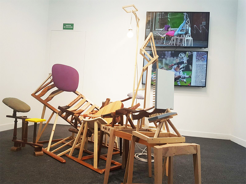 Dans cette installation vidéo, Taro Izumi reproduit la position d'un footballeur à l'aide de matériaux de récupération Image: Barnebys