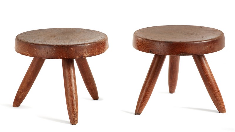 CHARLOTTE PERRIAND. Par de taburetes trípode en alerce. Imagen vía: Tajan