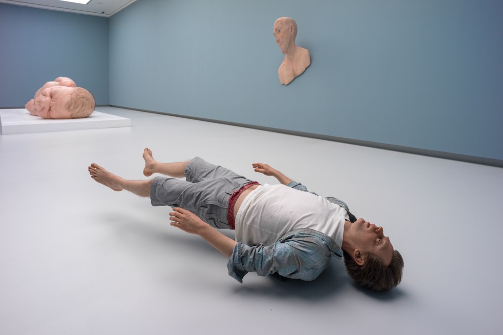 Blick in die Ausstellung ALMOST ALIVE. HYPERREALISTISCHE SKULPTUR IN DER KUNST in der Kunsthalle Tübingen. Werk im Vordergrund: Tony Matelli, Josh, 2010, Silikon, Stahl, Haar-Urethan und Kleidung, 77 x 183 x 56 cm, Foto: Ulrich Metz, Courtesy: der Künstler und das Institut für Kulturaustausch, Tübingen, © Tony Matelli