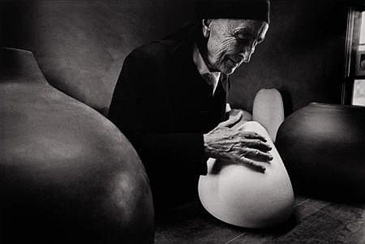 DAN BUDNIK. Georgia O'Keeffe en Ghost Ranch con las piezas de Juan Hamilton. Nuevo México (1972).