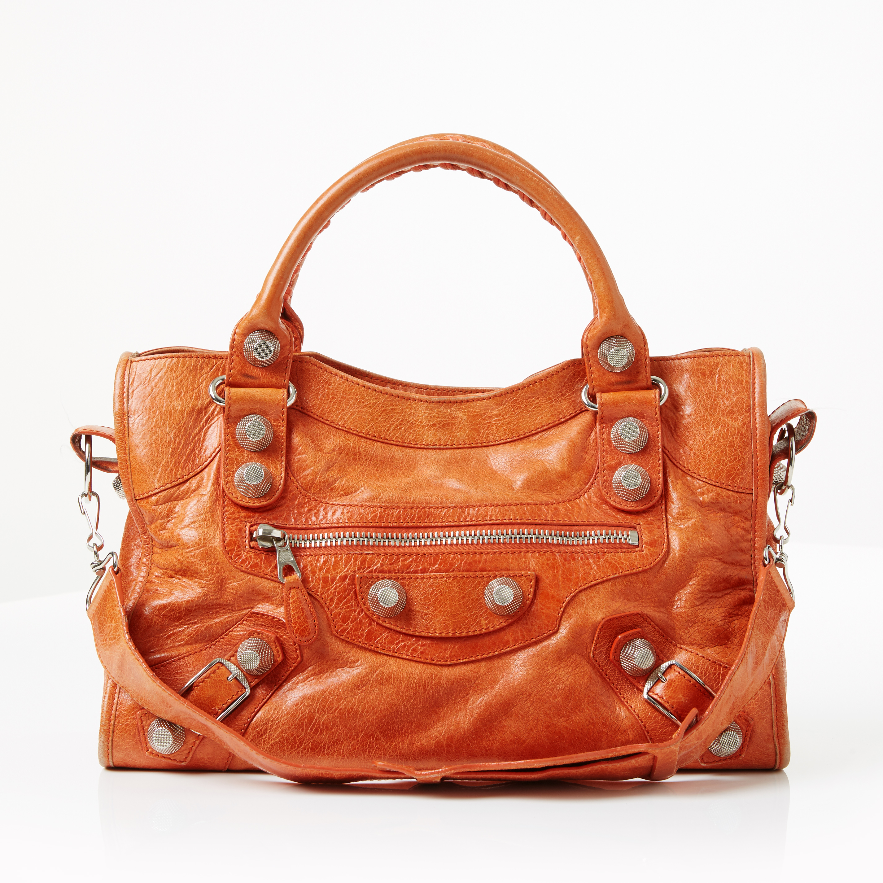 BALENCIAGA, handväska Giant Silver City i orange mjukt lammskinn med nitar och spännen i vitmetall. Bild: Stockholms Auktionsverk