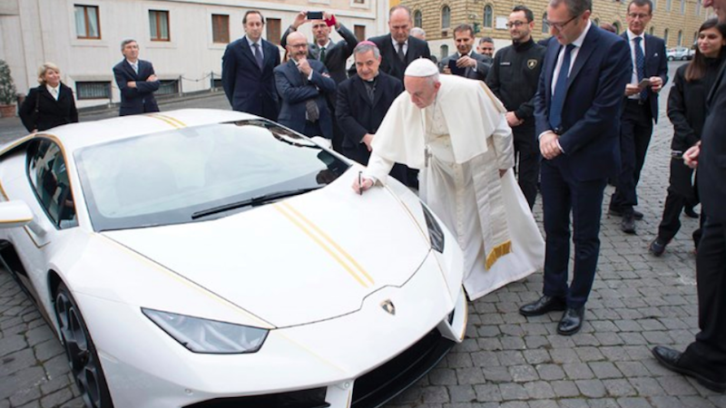 Palast Franziskus signiert seinen 2018 Lamborghini Huracán RWD Coupé | Foto: Courtesy of Riptide via RM Sotheby's