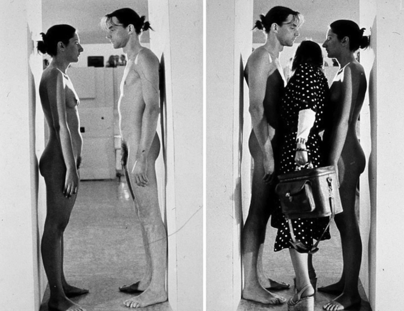 Marina Abramović und Ulay, "A Living Door of the Museum" | Foto via Youtube