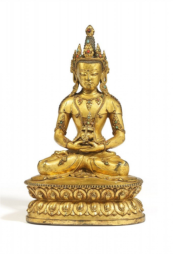 Amitabhabuddha i förgylld brons, H: 22 cm. Tibet, 1700-tal. Utropspris: 280 000 - 370 000 kronor.