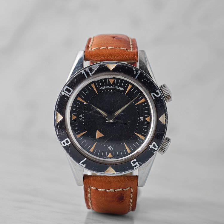 På Bukowskis klubbas ett av de ovanligaste och mest eftertraktade sportarmbandsur som någonsin tillverkats. “Deep Sea Alarm”, Jaeger-Lecoultre i stål med läderarmband och originalspänne från 1960 är en av totalt 1 061 exemplar som tillverkades mellan åren 1959-1962. Utropet är 350 000 kronor