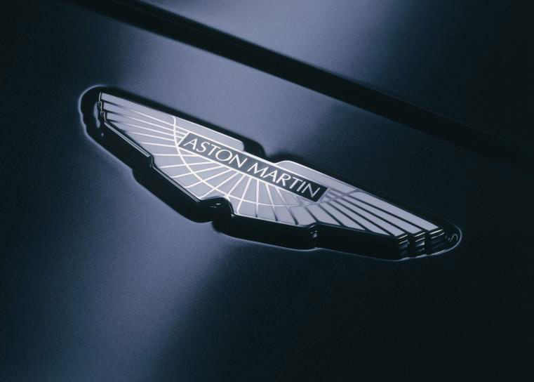 Aston Martins ikoniska bevingade logotyp, vilken inspirerats av den egyptiska guden Khepri.