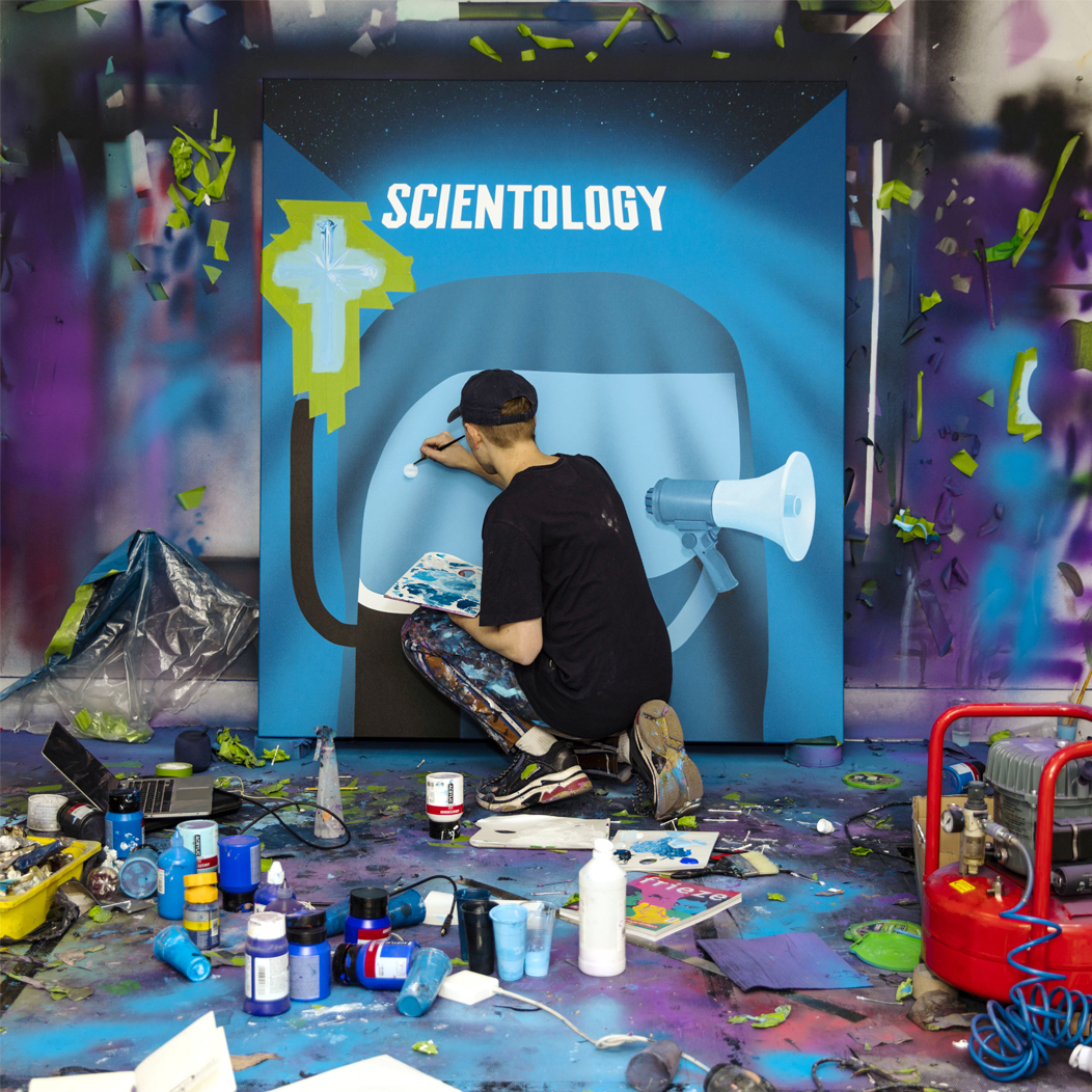 Oli Epp dans son atelier avec « The Minister », 2019, huile, acrylique et bombe de peinture sur toile, image publiée avec la permission de l'artiste et de la galerie Richard Heller