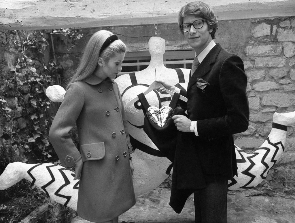 Catherine Deneuve in occasione dell'apertura di un negozio di YSL a Paris, 1966. AP Photo