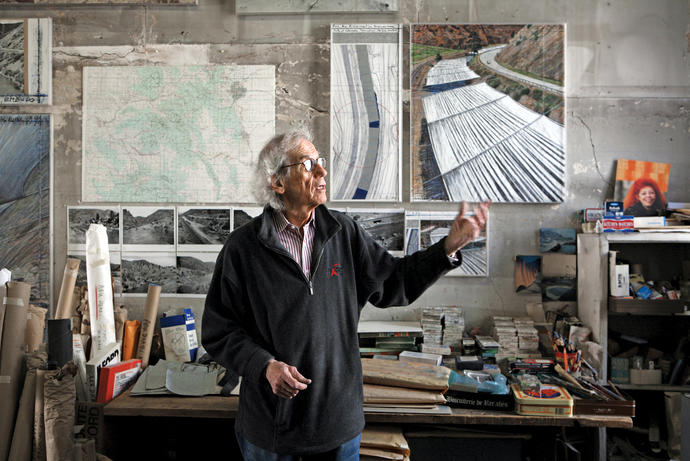 Christo dans son atelier avec une oeuvre préparatoire pour Over The River, 2011 Photo: Wolfgang Volz © 2011 Christo