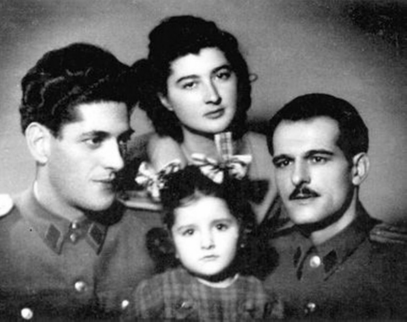 Marina Abramović (4 ans) et sa famille, image via Wearnotamuse.co.uk