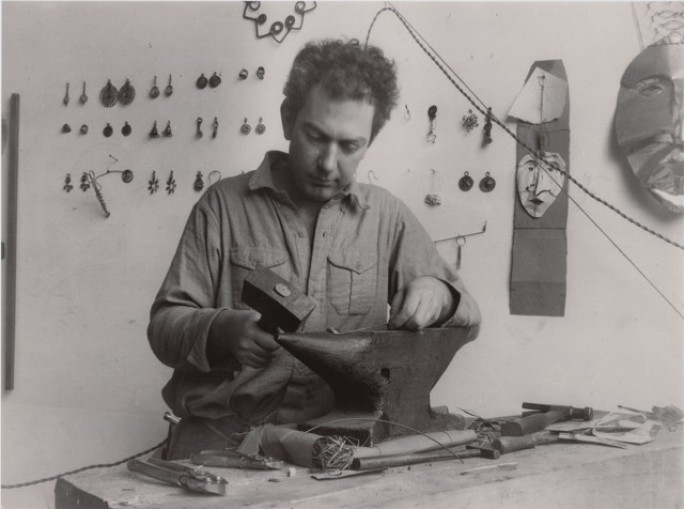 Alexander Calder (1898-1976) 1930 in seinem Atelier. An der Wand hängen einige seiner Schmuckkreationen | Foto: COURTESY THE NEW YORK PUBLIC LIBRARY, MIRIAM AND IRA D. WALLACH DIVISION OF ART, PRINTS AND PHOTOGRAPHS. © 2013 CALDER FOUNDATION, NEW YORK / ARTIST RIGHTS SOCIETY (ARS), NEW YORK
