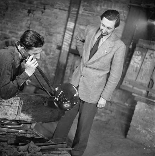 Carlo Scarpa, t.h., med glasblåsare Arturo Biasutto i Veninifabriken, Murano 1943. Bild: panono.com