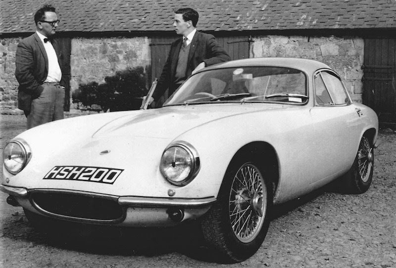 Jim Clark et James Scott de l'Edinburgh Evening News en 1962 avec la Lotus Elite super 95, image reproduite avec la courtoisie du propriétaire