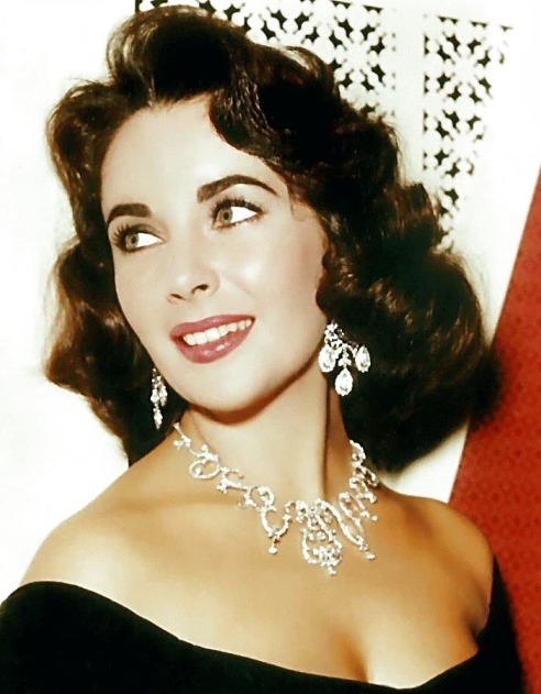 Liz Taylor porte une rivière de diamants et des pendants d'oreilles en diamants