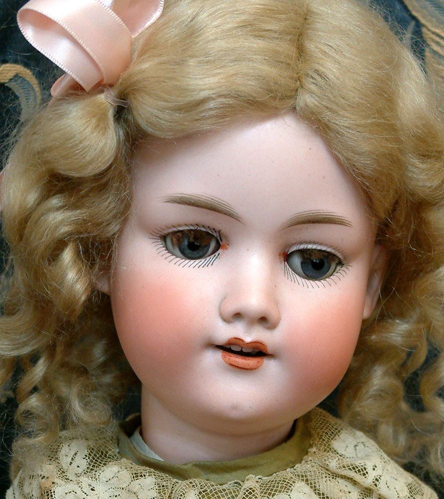 ARMAND MARSEILLE. Muñeca de porcelana Modelo 390. Imagen vía: Rubell's Antiques