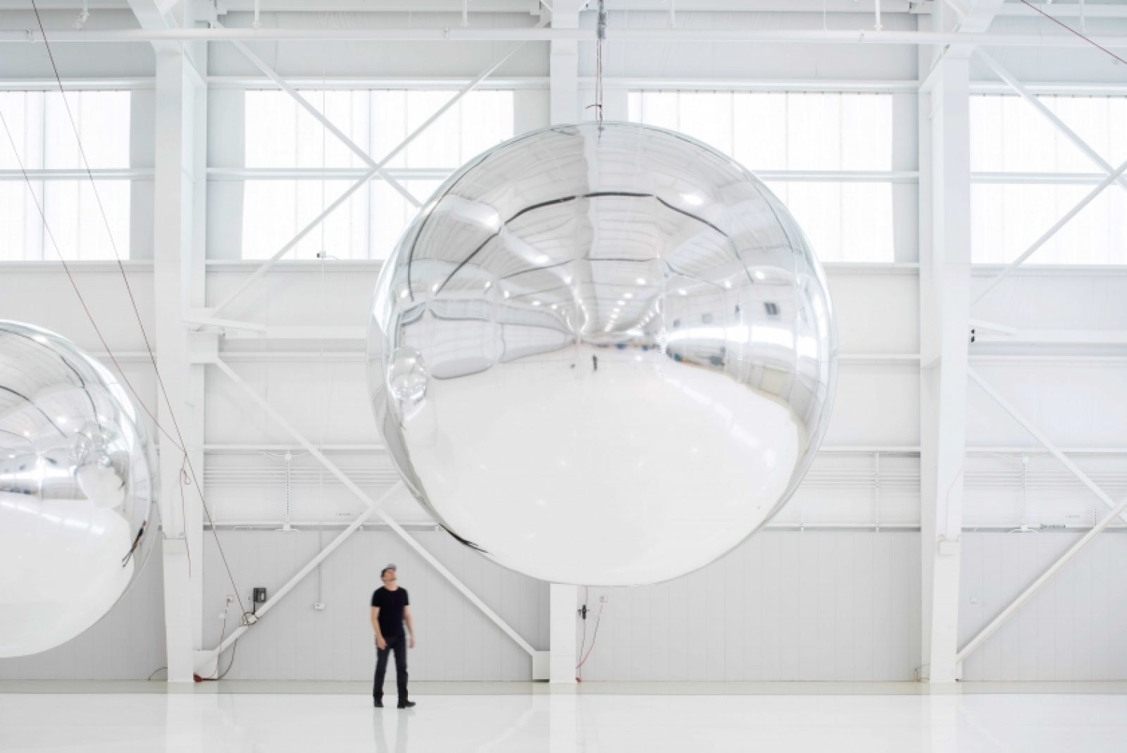 Paglen avec son Prototype for a Nonfunctional Satellite (Design 4; Build 4), 2013, image ©Altman Siegel Gallery et Metro Pictures