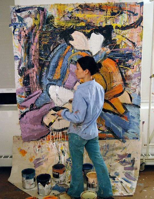 Lucy Liu dans son studio à New-York, mage via Pinterest