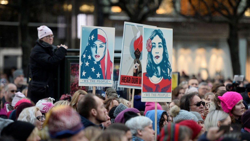 Des pancartes avec les affiches We The People, dans les rues de Stockholm, en Suède samedi 20 janvier pendant la Women's March News Agency/Pontus Lundahl via REUTERS