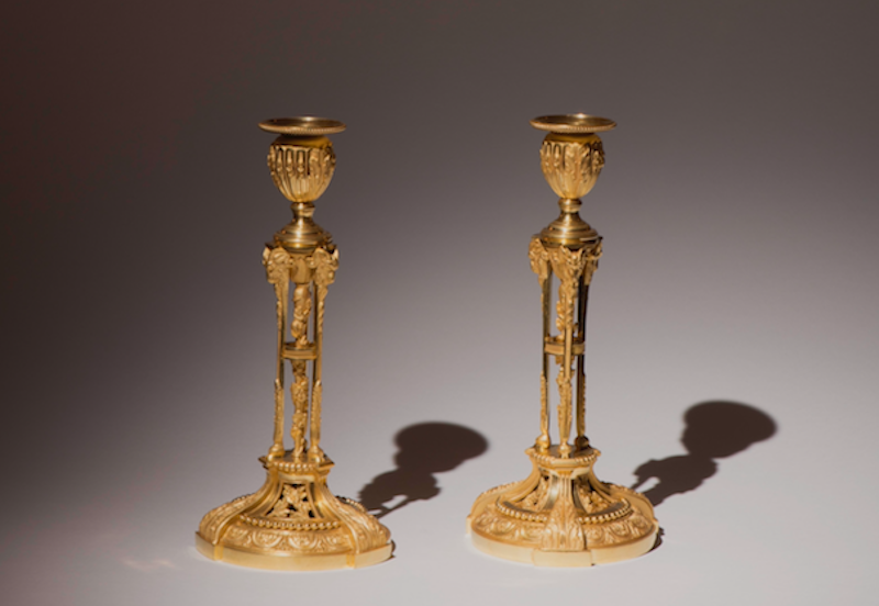 Paret ljusstakar av Henri Picard (verksam i Paris 1831-1884), Frankrike, i förgylld brons med ljushållare på tre ben med bladverk och bockhuvuden. är signerade H. Picard 2 samt 22. Pris på begäran.