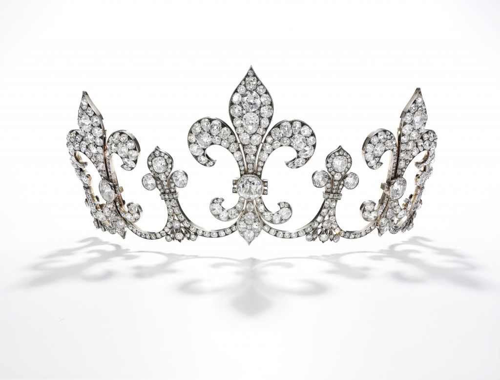 Diamanterna i tiaran satt först i kraschanen Order of Saint Esprit som tillhörde Frankrikes kung Charles X, men fattades i denna tiara av juvelhuset Hübner 1912. Såld för 975 000 CHF (inkl provision). Foto: Sotheby's.
